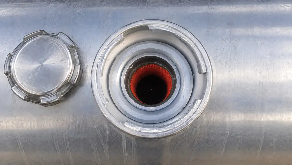 Boca de tanque con el antisifón instalado, a ras
